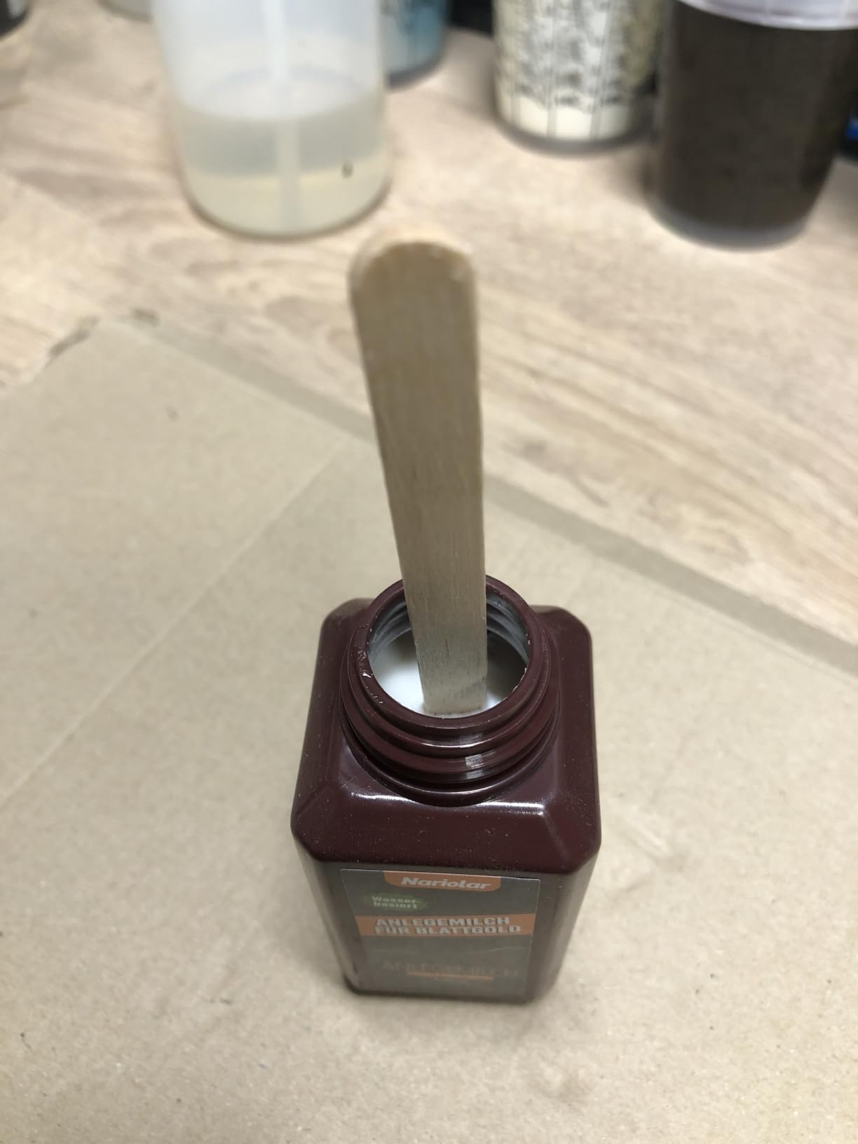 Hält auf Holz
